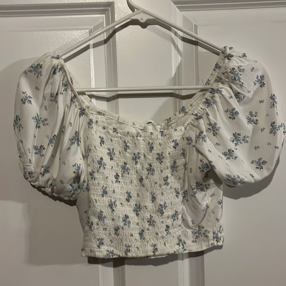 Hollister puff sleeve floral crop top - Size XS - Picture 2 of 5